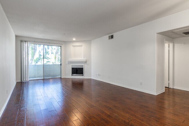 Photo - 16940 Chatsworth St