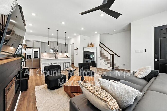 Photo - 7513 Laburnam Rd