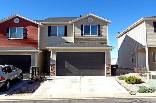 Building Photo - 3 Bedroom Cedar Bend Townhome