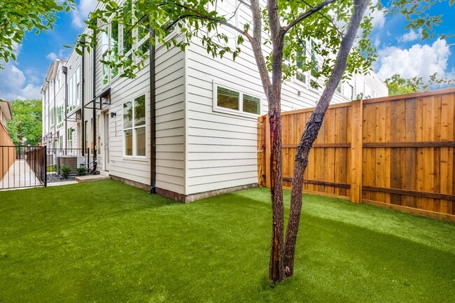 Building Photo - Tucked away Lakewood Gem, 2 story townhome, Walkable area!