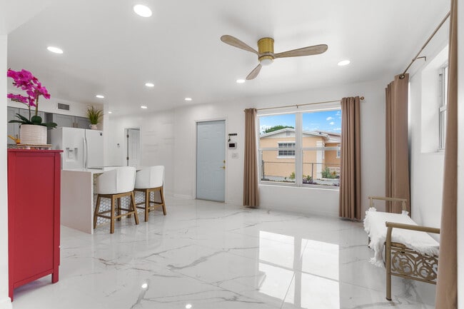 Photo - 201 NE 28th Ct