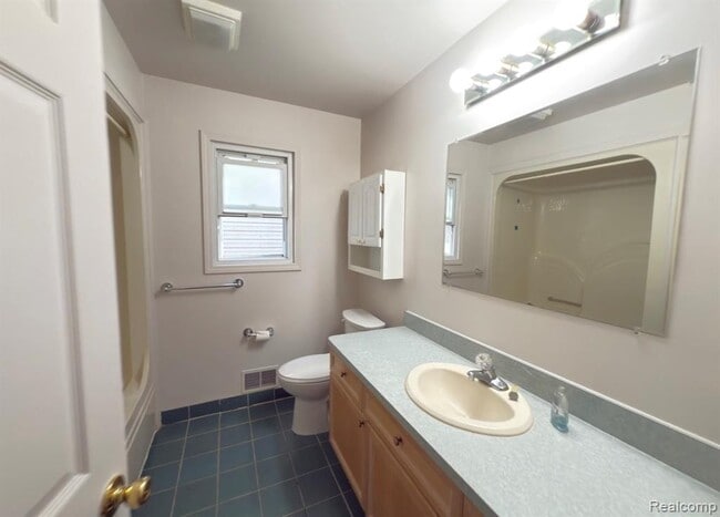 Photo - 846 Beaconsfield Ave