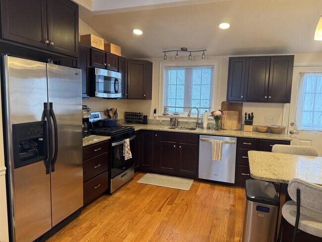 Building Photo - 11 Winthrop Ct Unit 1