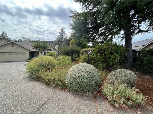 8280 Oakmont Dr