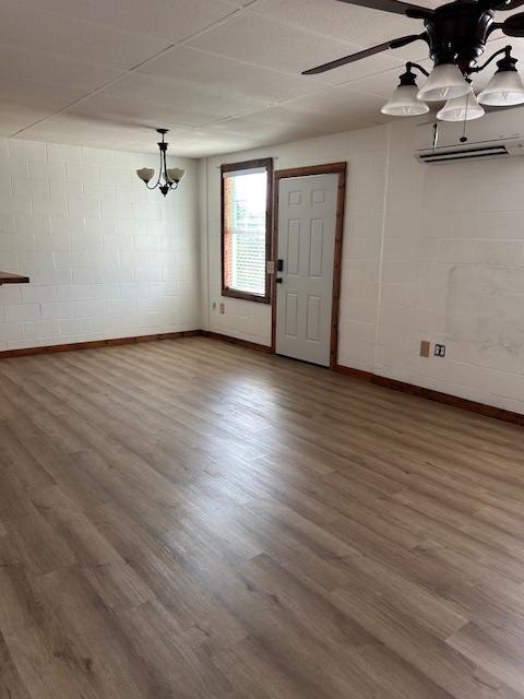 Photo - 633 N Commercial St