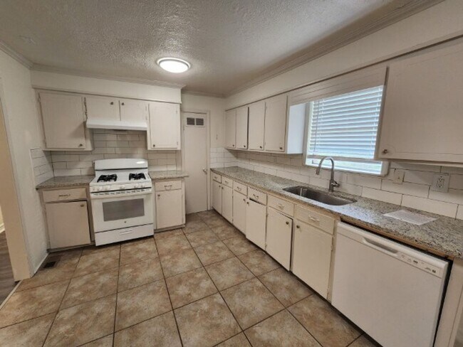 Photo - 3112 Potter St