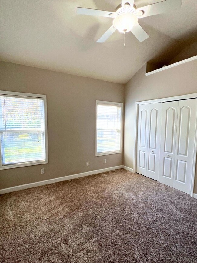 Photo - Amenities + landscaping ! 3/2