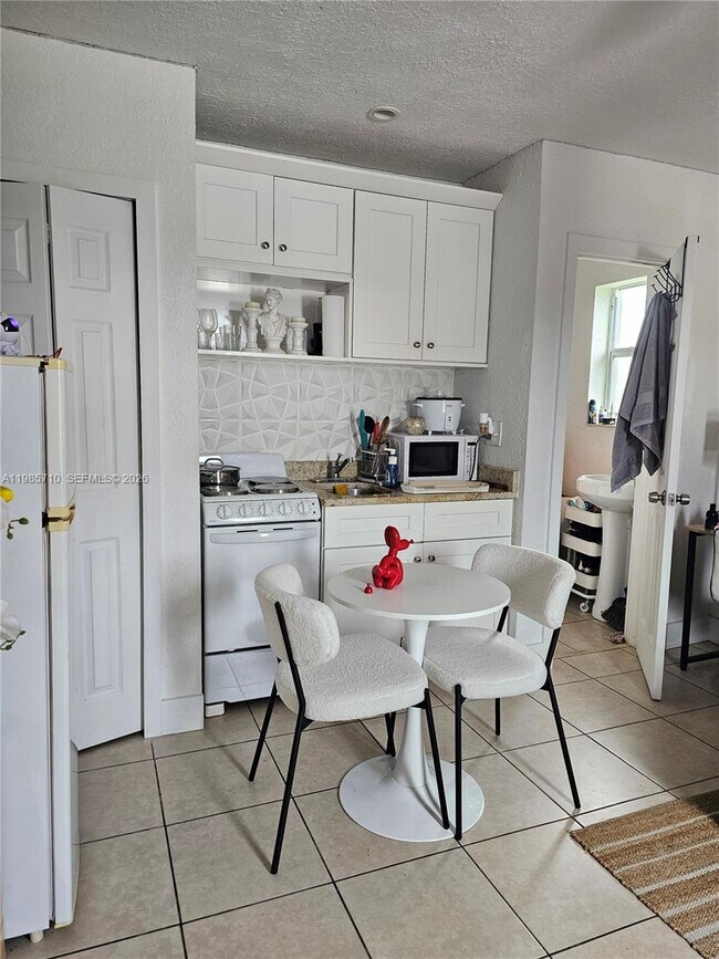 Building Photo - 2513 SW 10th St Unit 8