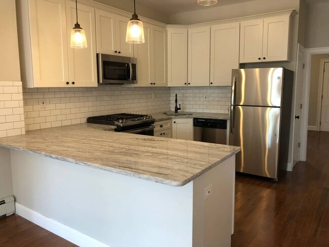 Building Photo - 12 Chel Unit 12 Chelsea #2