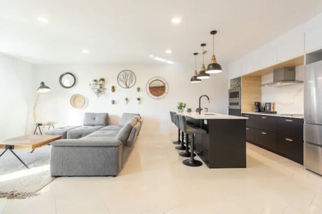 Building Photo - 4107 R. Saint-Denis Unit ID1061563P