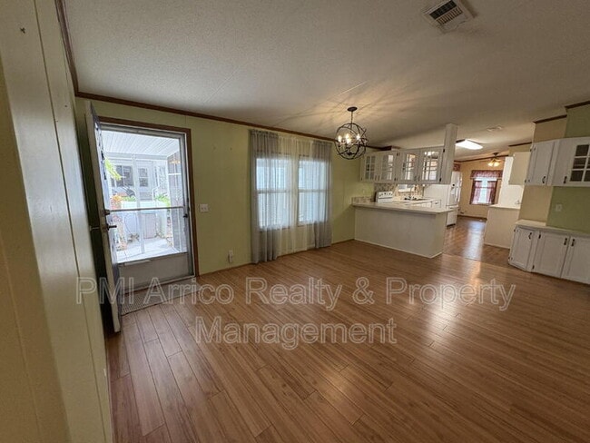 Photo - 616 Klickety Klak Ln