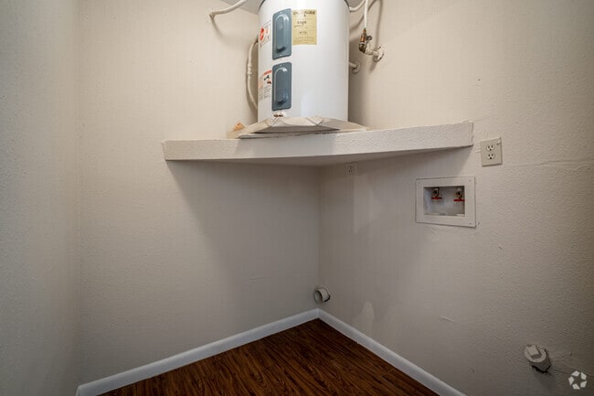 2BR, 2BA - 919SF