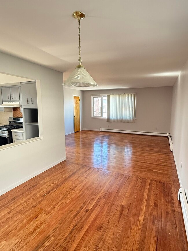 Building Photo - 37 W 12th St Unit 2 Rental
