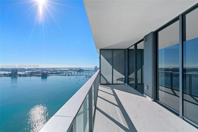 Photo - 700 NE 24th St Unidad 3204