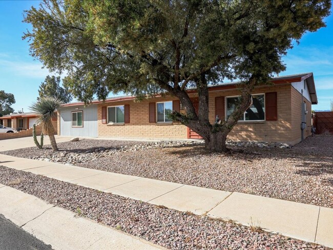 Photo - Spacious 4 Bedroom 2 Bathroom home with Private Pool & Arizona Room!
