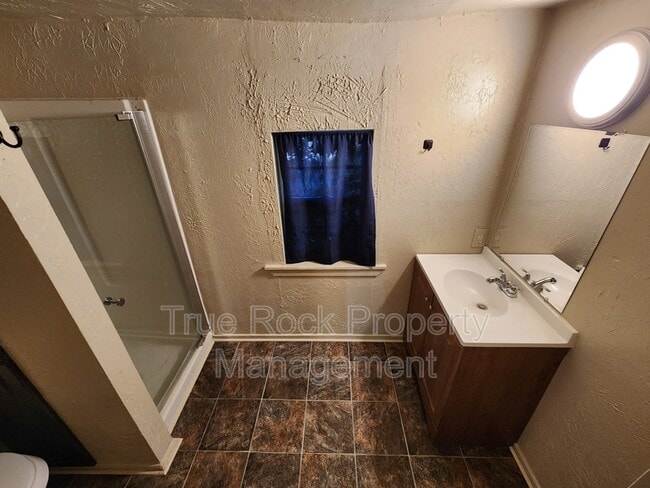 Photo - 700 1/2 W 16th Street (BILLS PAID- not including tv or wifi)