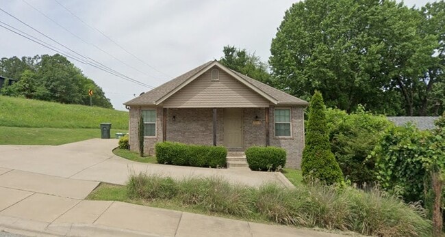 Building Photo - 1217 N Stephens Ave