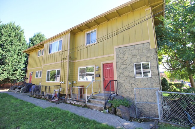 Building Photo - 4224-4224 N Commercial Ave Rental