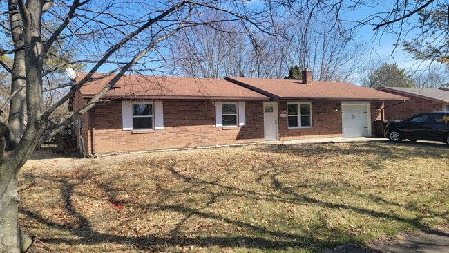Building Photo - 3 BDR Ranch w/ Fenced yard, laundry, garag...