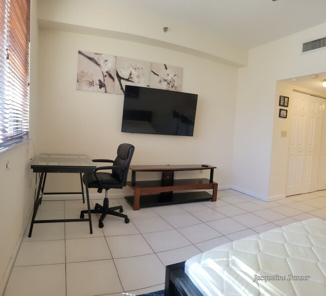 Building Photo - 540 Brickell Key Dr Unit 307