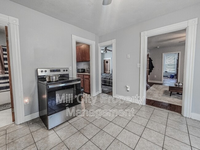 Building Photo - 463 Lake Ave