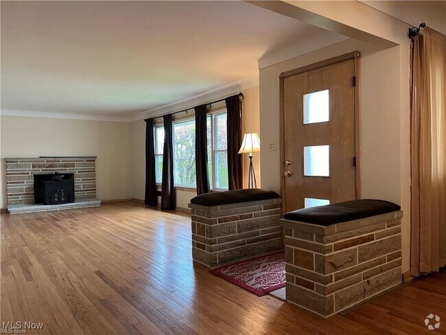 Building Photo - 7570 Hoertz Rd Rental