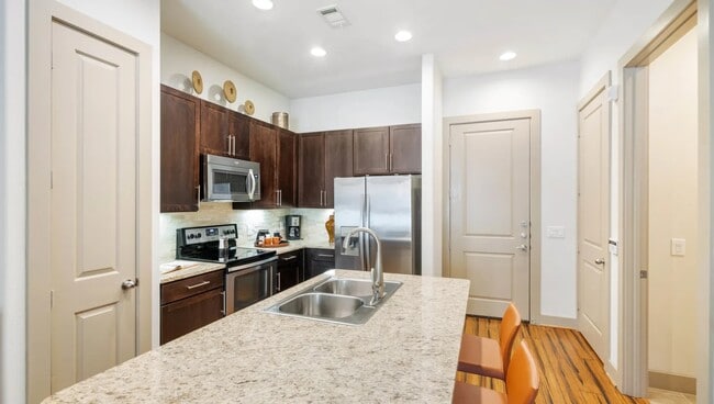 Building Photo - Move In, Save Big – 1 Month Free! Unit OSSP