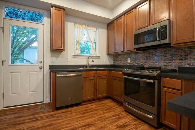 Photo - 930 4th St SE