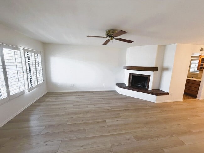 Building Photo - 2 bed with sunroom/bonus room 2 bath home!