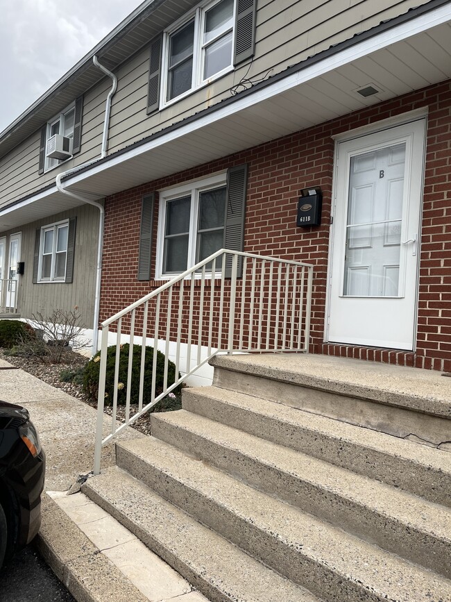 Photo - 611 Lincoln Way W