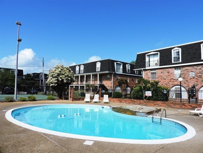 Building/Pool Photo - Maison D Orleans Apartments