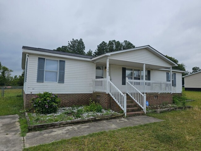 Building Photo - Renovated 3 Bedroom 2 Bath Home- Minutes from Shopping & Restaurants