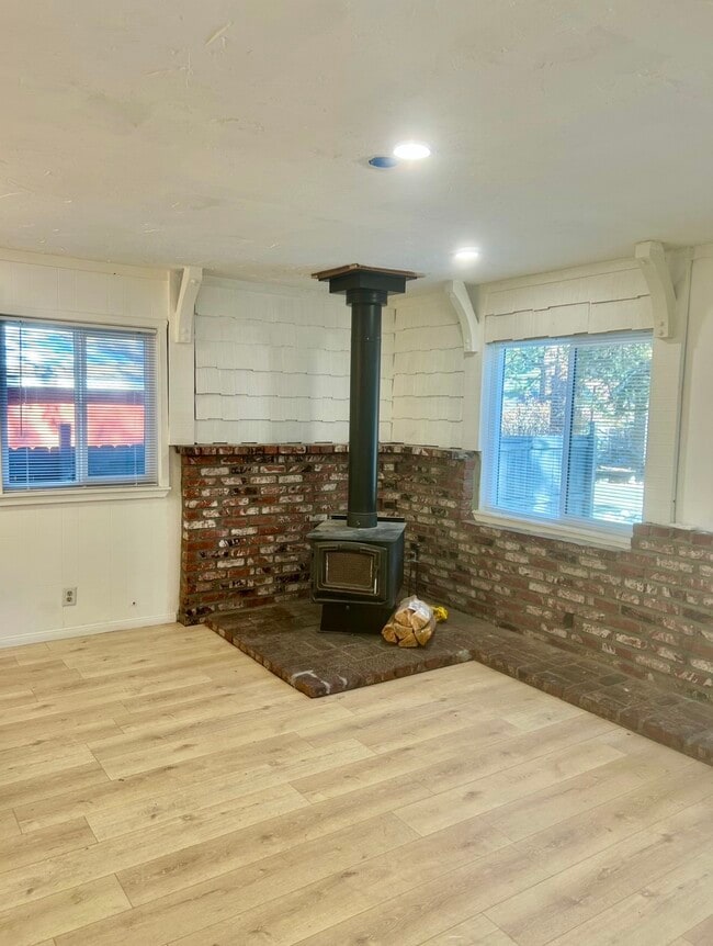 Photo - 628 Booth Way