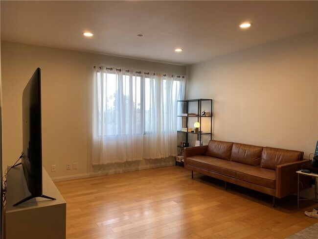 533 S St Andrews Pl Unit 319