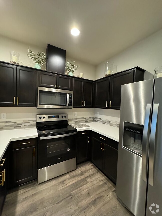 Building Photo - Fully furnished beautiful townhome! Perfec...