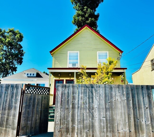 Building Photo - 137 Court St Unit B Rental