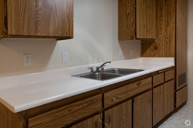 2BR, 2BA - 1045 SF