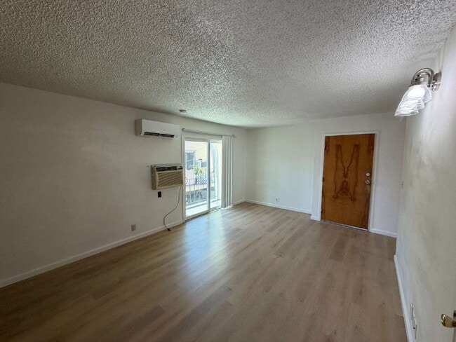 Photo - "Charming 2-Bed Oasis with Granite Countertops in Concord's Heart!" Unidad Apt. 1