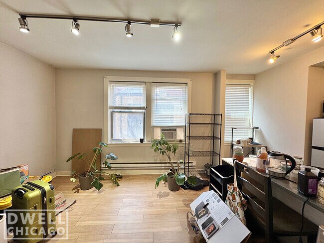 Building Photo - 515 W Belmont Ave Rental
