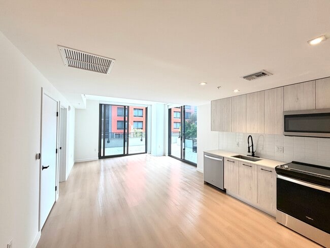 Building Photo - 107 NW 32nd St Unit A3