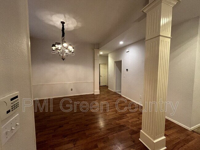 Photo - 305 N Aster Pl