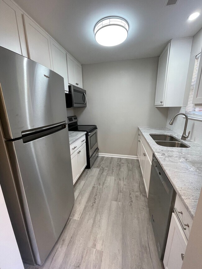 Cocina reformada - 404 Huntington Park Dr