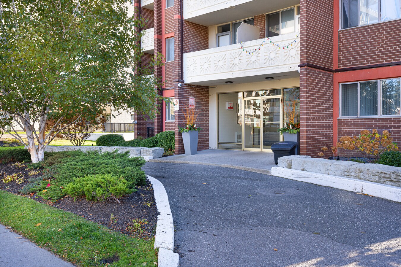 Photo - 435 Eglinton Ave E