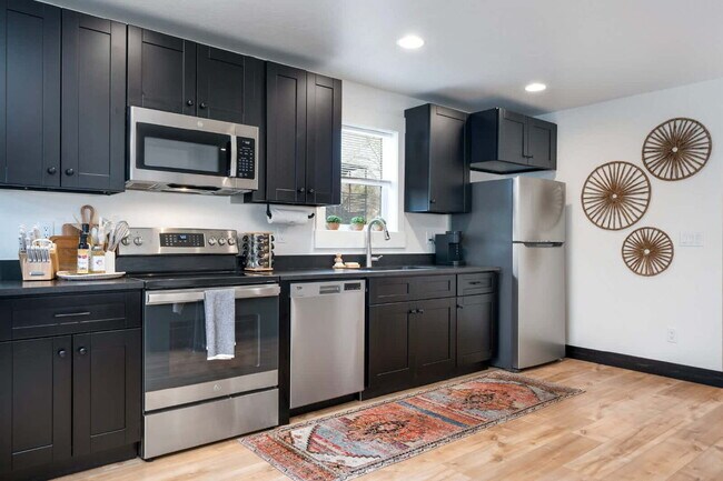 Centrally located fully furnished (Avail. Oct-May)