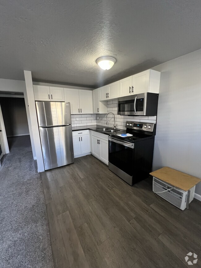 Building Photo - Renovated Two-Bedroom Apartment! Unit 7