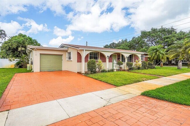 Photo - 2705 Roosevelt St