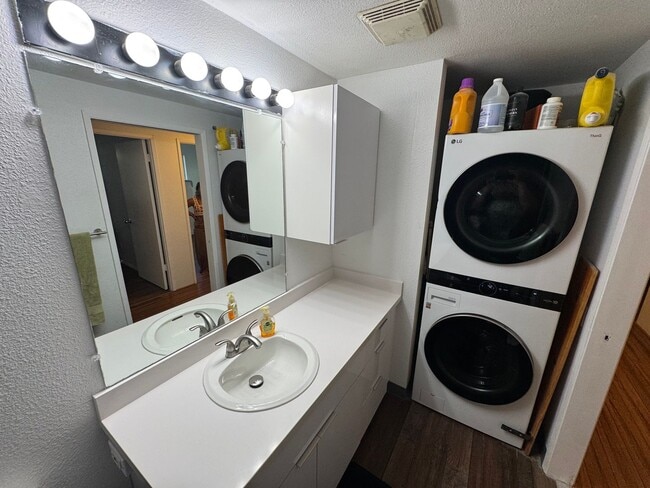 Building Photo - 2 Bedroom | 1 Bathroom | 2 Parking Stalls
