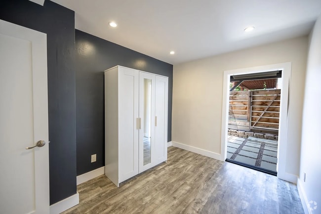 Building Photo - Great 1bd/1ba apartment with a private yard! Unit #B