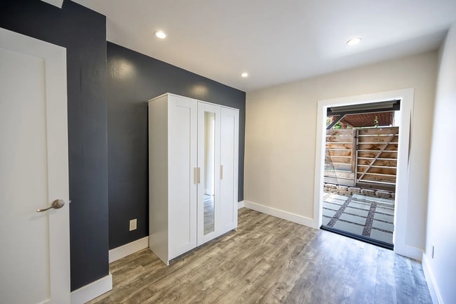 Great 1bd/1ba apartment with a private yard! - Great 1bd/1ba apartment with a private yard! Unit #B