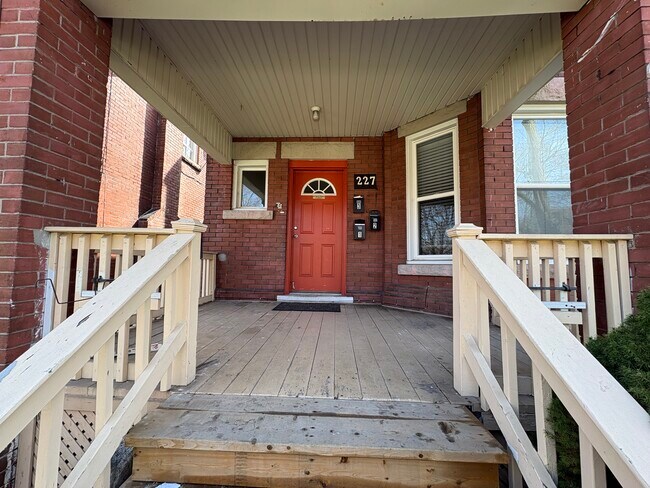 Building Photo - Spacious 1 Bedroom Main Floor Unit 1
